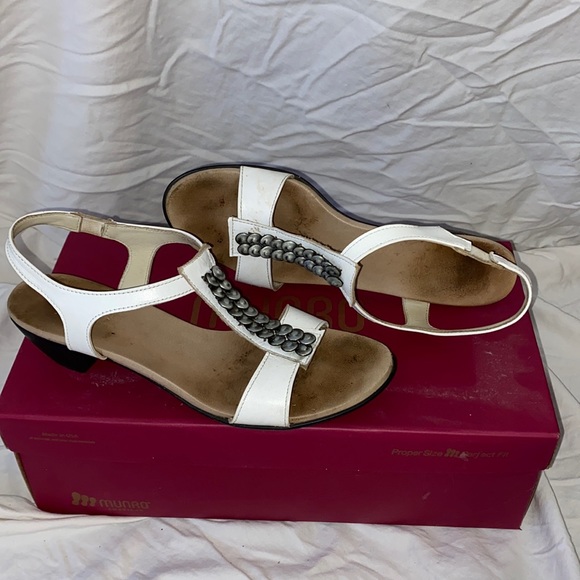 Munro American White Bree Sandals size 8